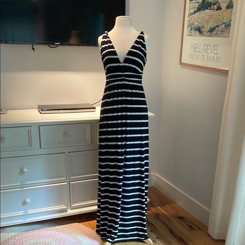 Scoop NYC White and Black Sleeveless V-Neck Maxi Sundress